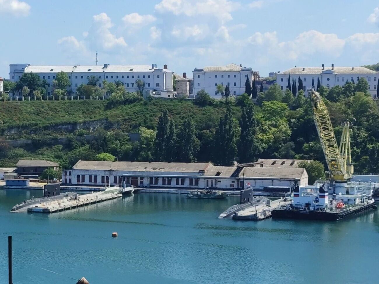 Журналисты сфотографировали процесс погрузки ракет