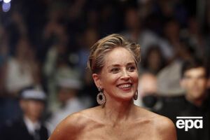 Стоун в Каннах получила премию Better World Fund 2022 за свою благотворительную деятельность