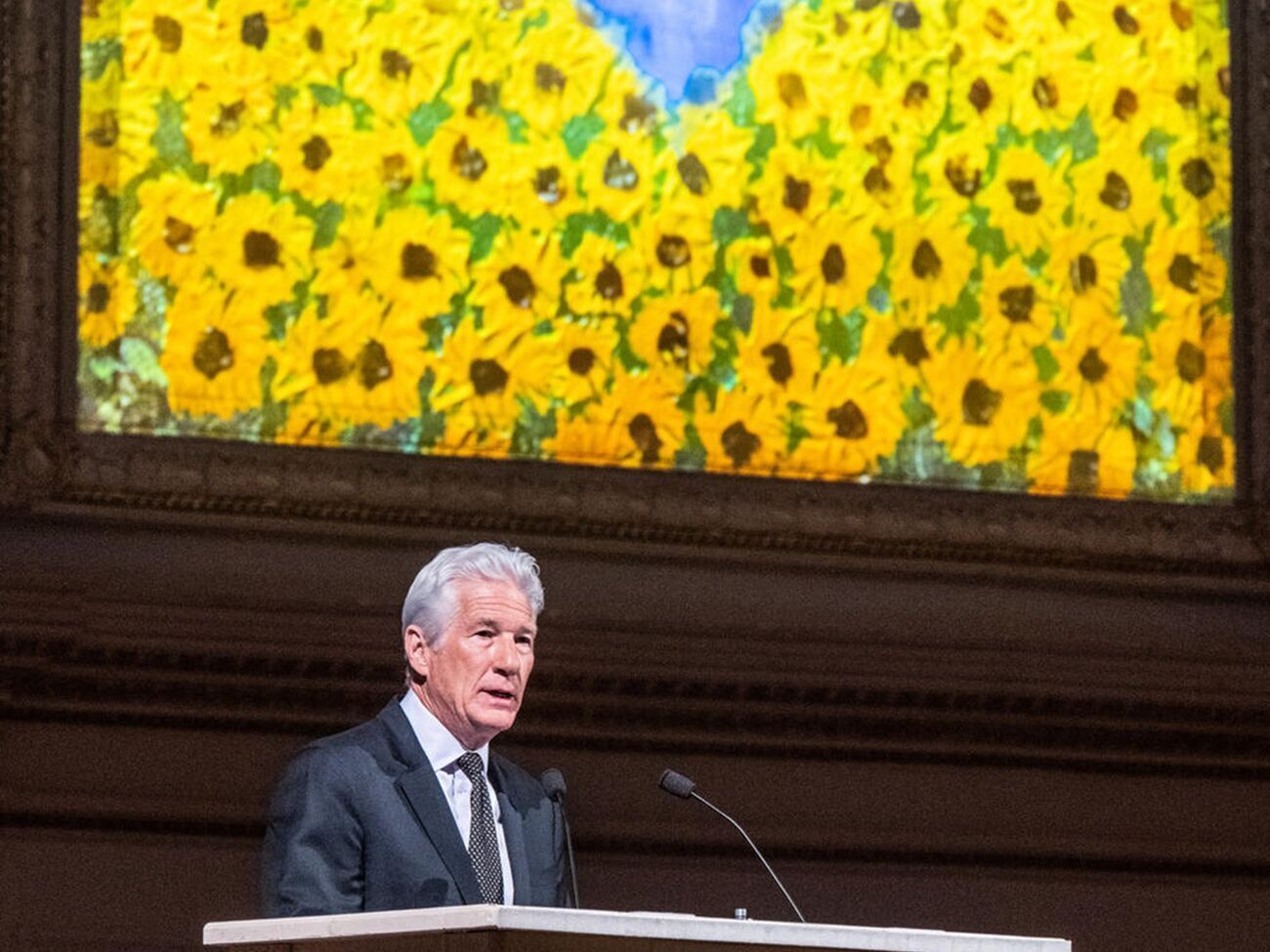 Гир был ведущим мероприятия в поддержку Украины