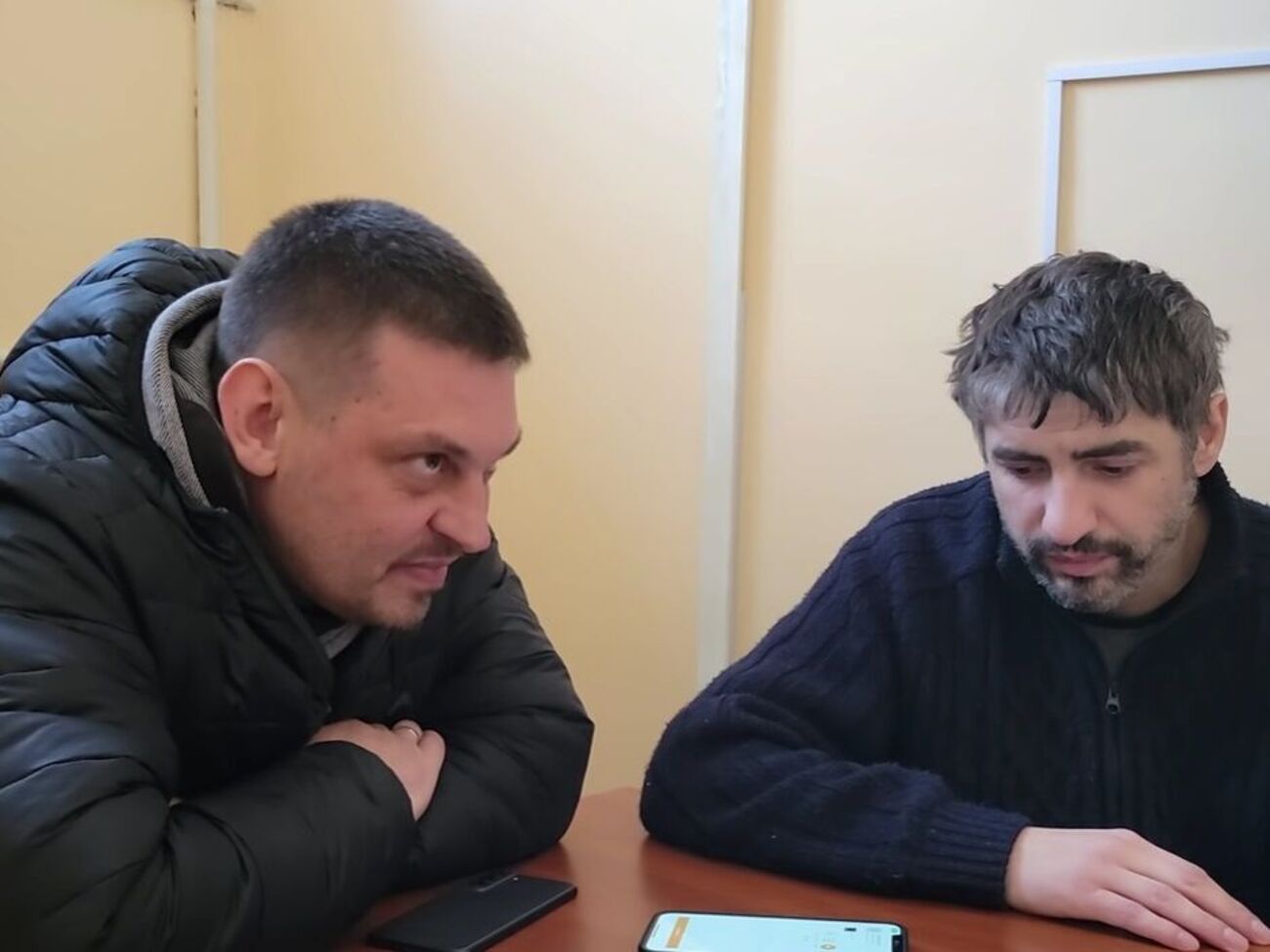 Золкин (слева) регулярно записывает интервью с пленными российскими военными. На фото&nbsp;&ndash; интервью с майором Юрием Гречко