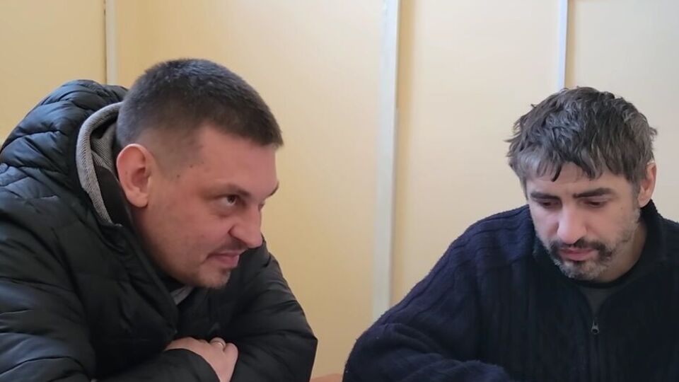 Золкин (слева) регулярно записывает интервью с пленными российскими военными. На фото – интервью с майором Юрием Гречко