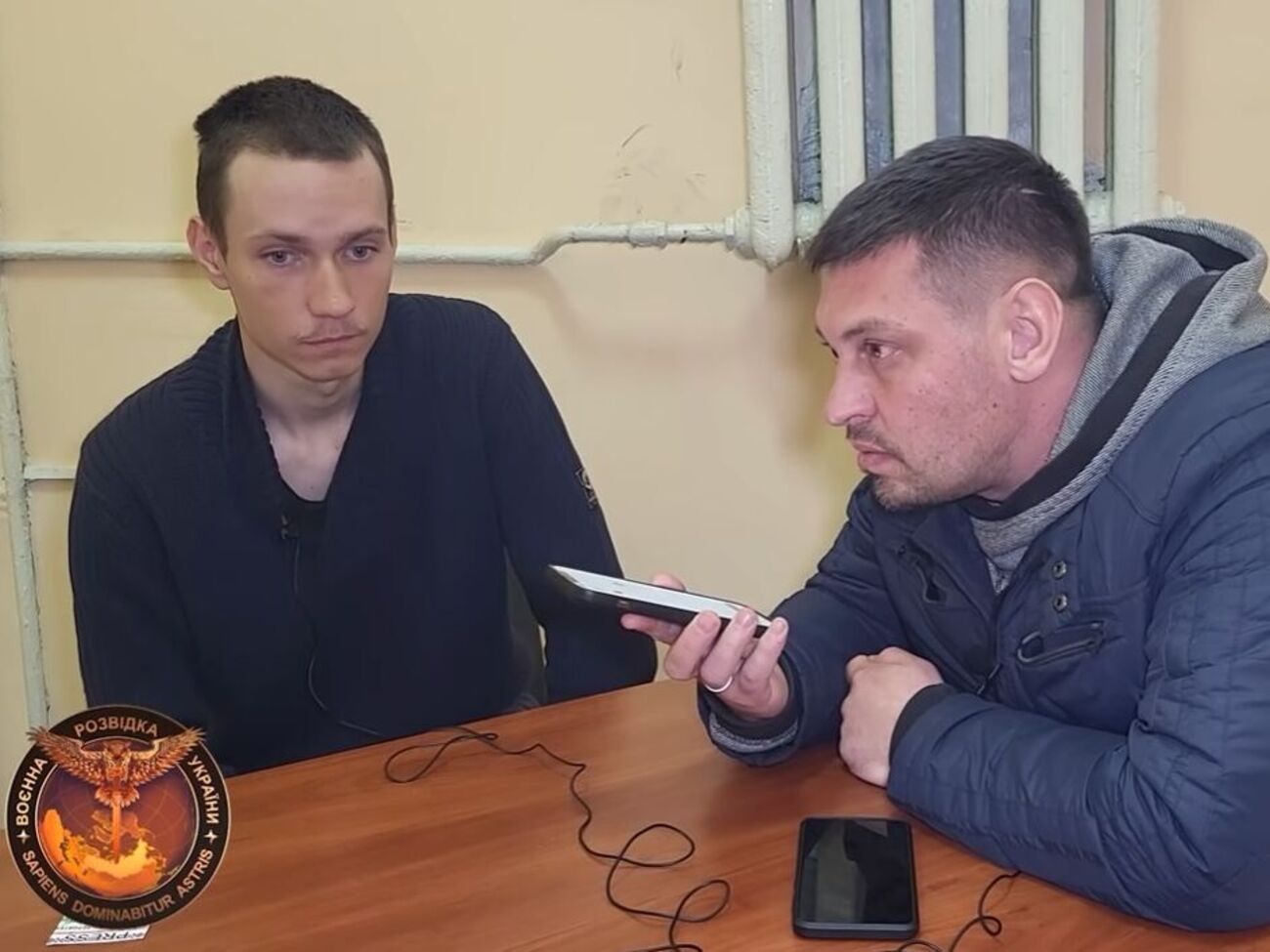 Золкин (справа) записал около 200 интервью с пленными российскими военными. На фото &ndash; интервью со снайпером Дмитрием Степановым, он из Чапаевска Самарской области
