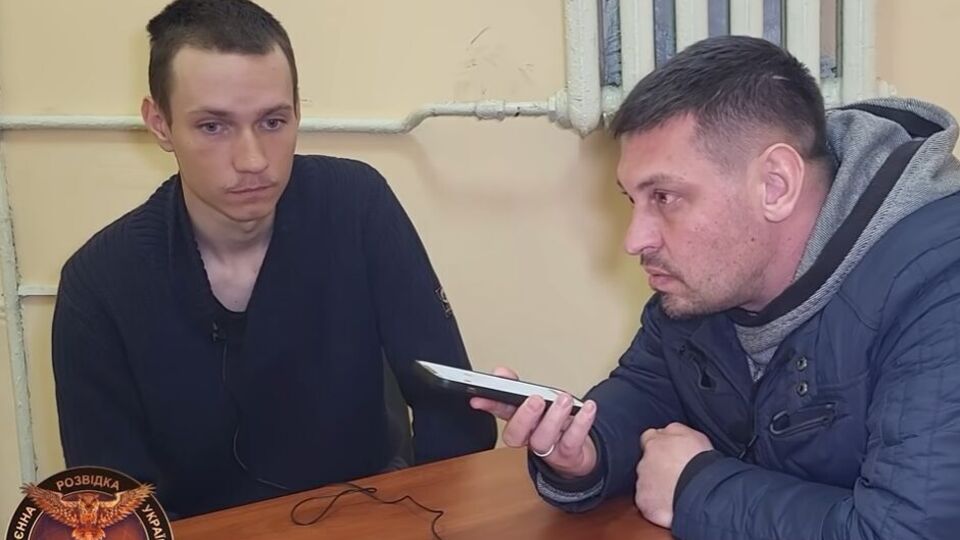 Золкин (справа) записал около 200 интервью с пленными российскими военными. На фото – интервью со снайпером Дмитрием Степановым, он из Чапаевска Самарской области