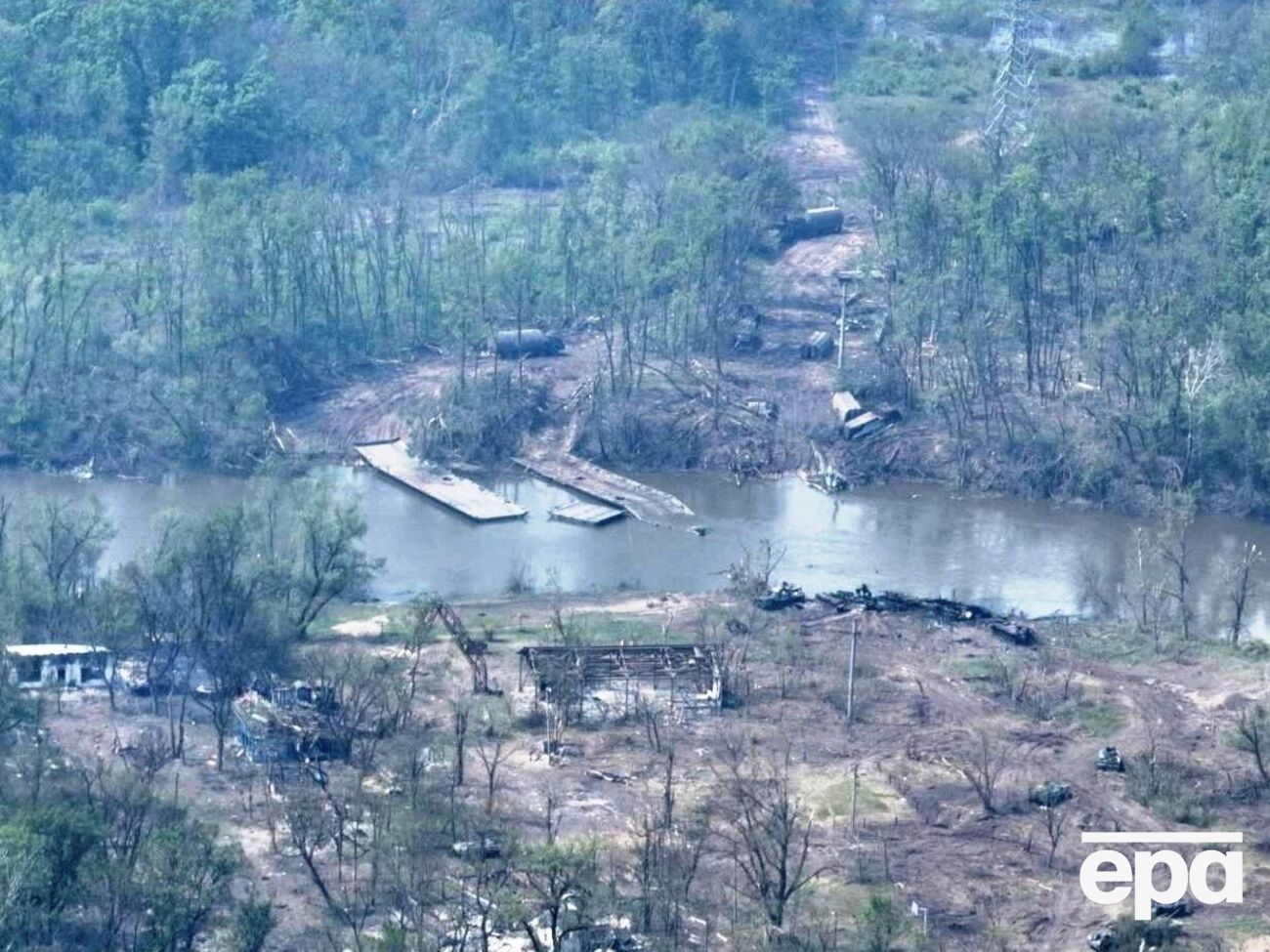 На березі річки іноземний кореспондент побачив наслідки розгрому окупантів: підірвані танки, уламки понтонних мостів і тіла російських солдатів