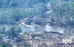 На березі річки іноземний кореспондент побачив наслідки розгрому окупантів: підірвані танки, уламки понтонних мостів і тіла російських солдатів