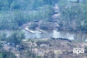 На березі річки іноземний кореспондент побачив наслідки розгрому окупантів: підірвані танки, уламки понтонних мостів і тіла російських солдатів