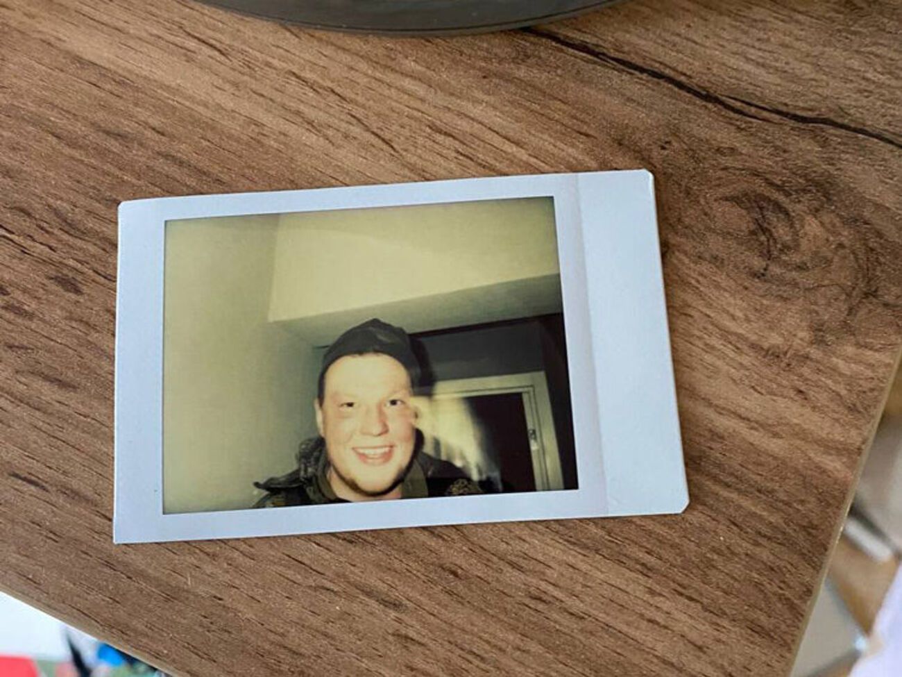 Солдат, імовірно, не знав, як користуватися Polaroid, і подумав, що фотоапарат не працює, тому залишив знімок, не дочекавшись, щоб він проявився, припустила господиня квартири