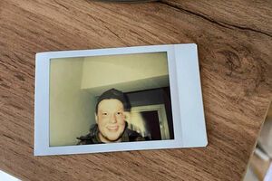 Солдат, вероятно, не знал, как пользоваться Polaroid, и подумал, что фотоаппарат не работает, потому и оставил снимок, не дождавшись, чтобы он проявился, предположила хозяйка квартиры