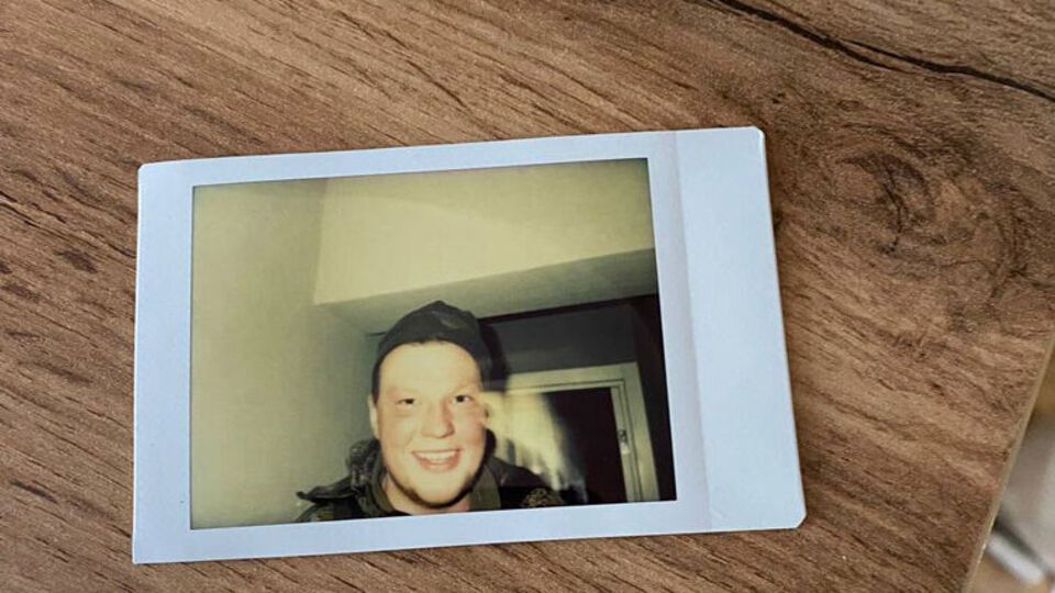 Солдат, імовірно, не знав, як користуватися Polaroid, і подумав, що фотоапарат не працює, тому залишив знімок, не дочекавшись, щоб він проявився, припустила господиня квартири