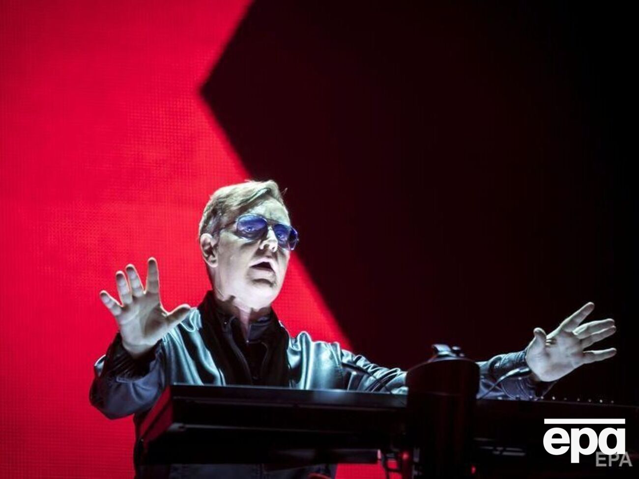 Флетчер играл в группе на клавишах