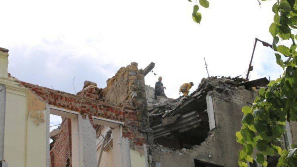 Окупанти обстріляли Харків із півночі Харківської області, зазначив Синєгубов (на фото – наслідки обстрілу міста 25 травня)