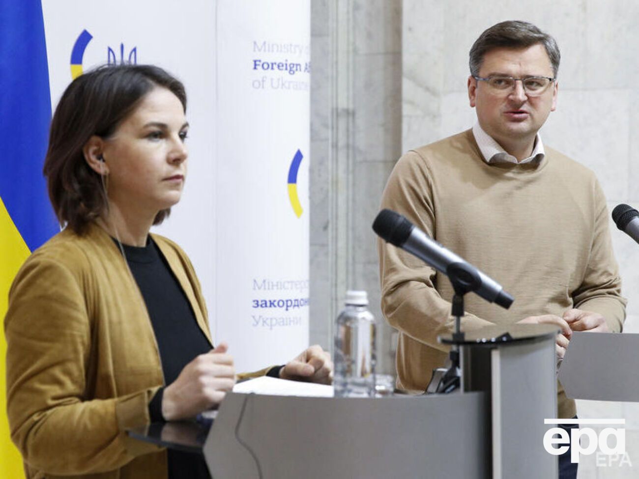 Украине необходимы дальнобойные реактивные системы залпового огня для отражения атак РФ, подчеркнул Кулеба в разговоре с Бербок