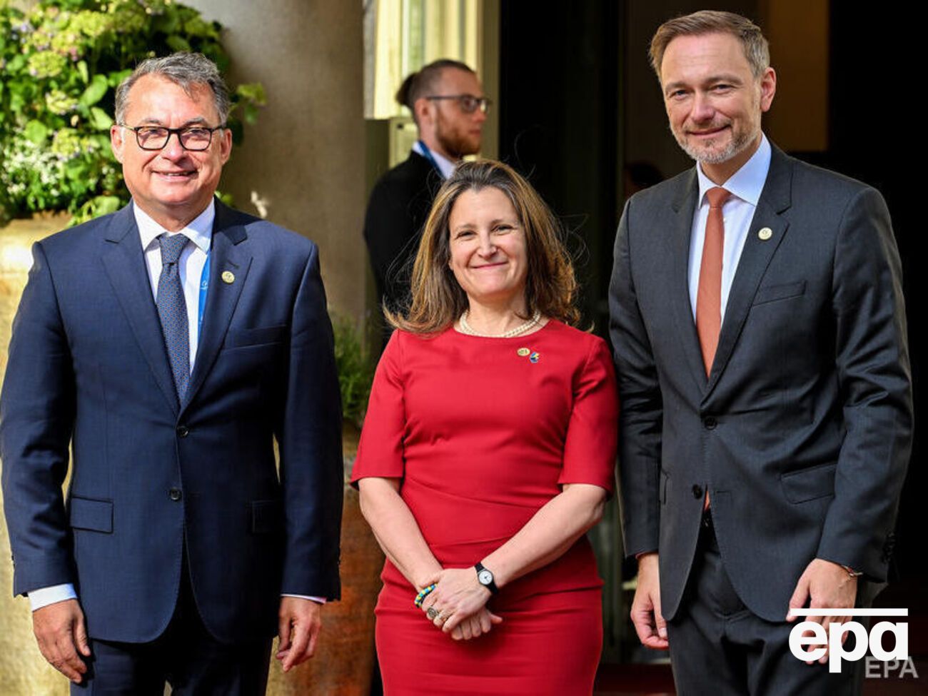 По данным СМИ, Фриланд (по центру) сообщила представителям G7 19 мая, что получила предложение от российских бизнесменов