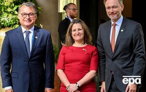 По данным СМИ, Фриланд (по центру) сообщила представителям G7 19 мая, что получила предложение от российских бизнесменов