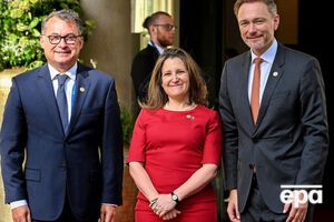 По данным СМИ, Фриланд (по центру) сообщила представителям G7 19 мая, что получила предложение от российских бизнесменов