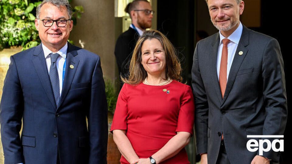 По данным СМИ, Фриланд (по центру) сообщила представителям G7 19 мая, что получила предложение от российских бизнесменов