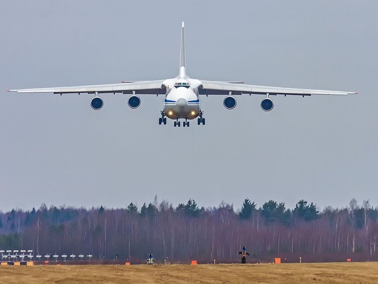 По данным СБУ, Россия использовала более 10 самолетов Ан-124 "Руслан" для перевозки бронетехники и личного состава в ходе вторжения в Украину
