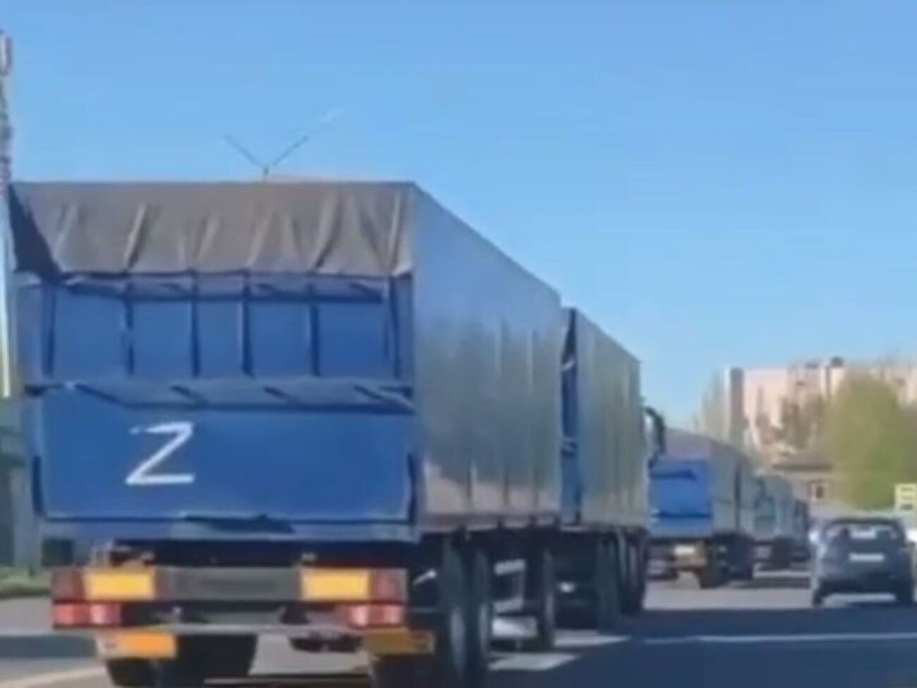 Окупанти вивозять на територію Кримського півострова продукцію з Херсонської області, зазначив Лагута (на фото – зерновози окупантів у Мелітополі)