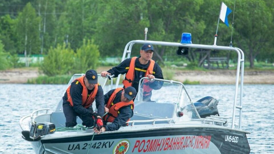 Пиротехники ГСЧС обследуют акваторию страны – как и в земле, под водой находят снаряды и боеприпасы