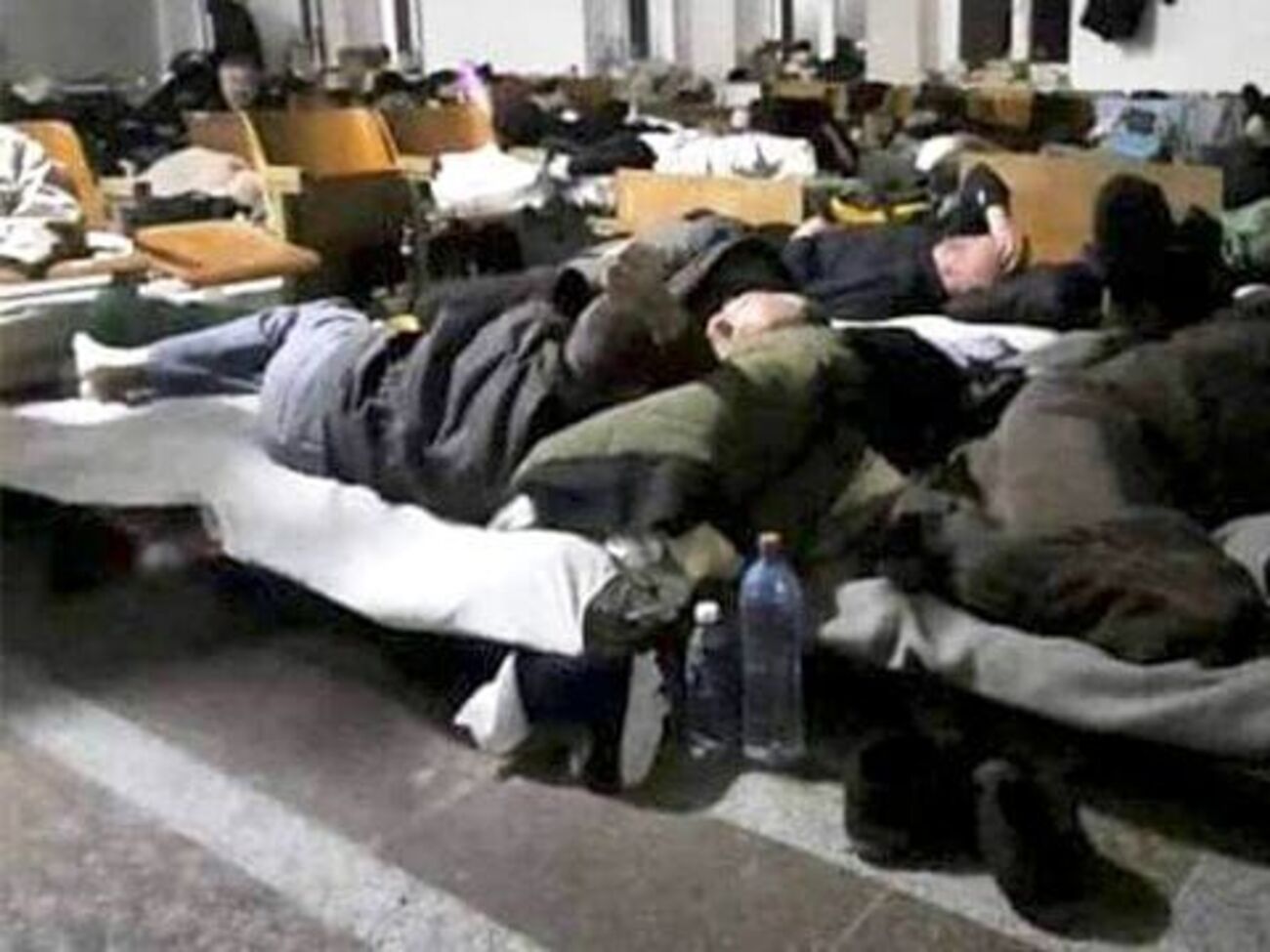 CNN: Украинцы попадают в лагеря, пытаясь избежать боевых действий, также их против воли забирают в контрольно-пропускных пунктах и в бомбоубежищах