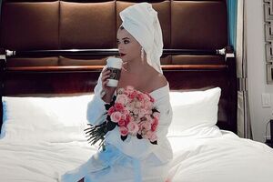 Мика Ньютон вышла замуж за Сааведру в 2018 году