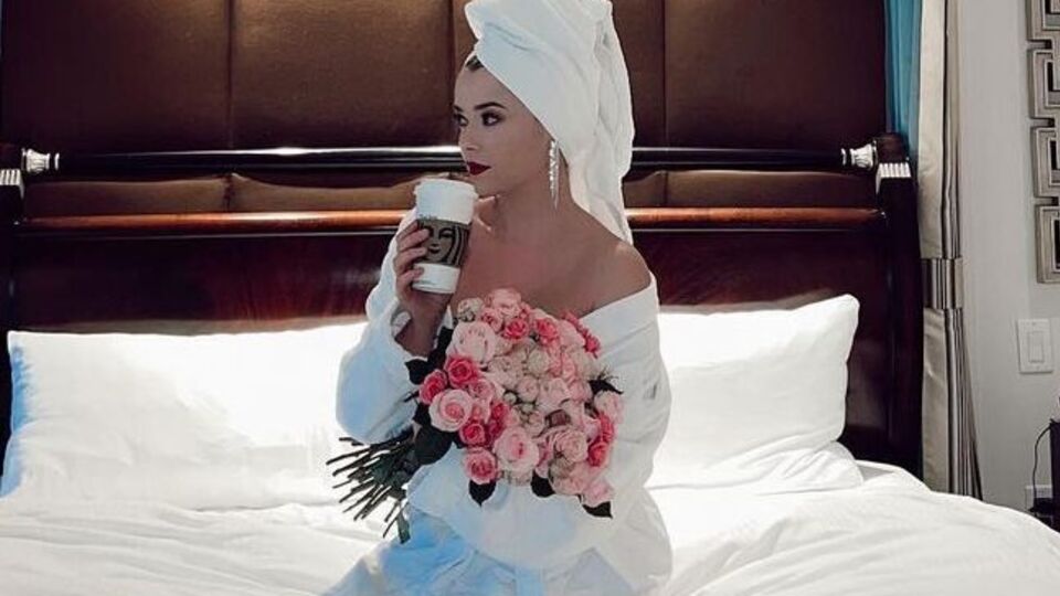 Мика Ньютон вышла замуж за Сааведру в 2018 году