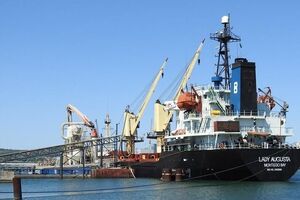 За інформацією адміністрації маріупольського порту, із 24 лютого в акваторії порту стоїть шість вантажних суден під іноземними прапорами