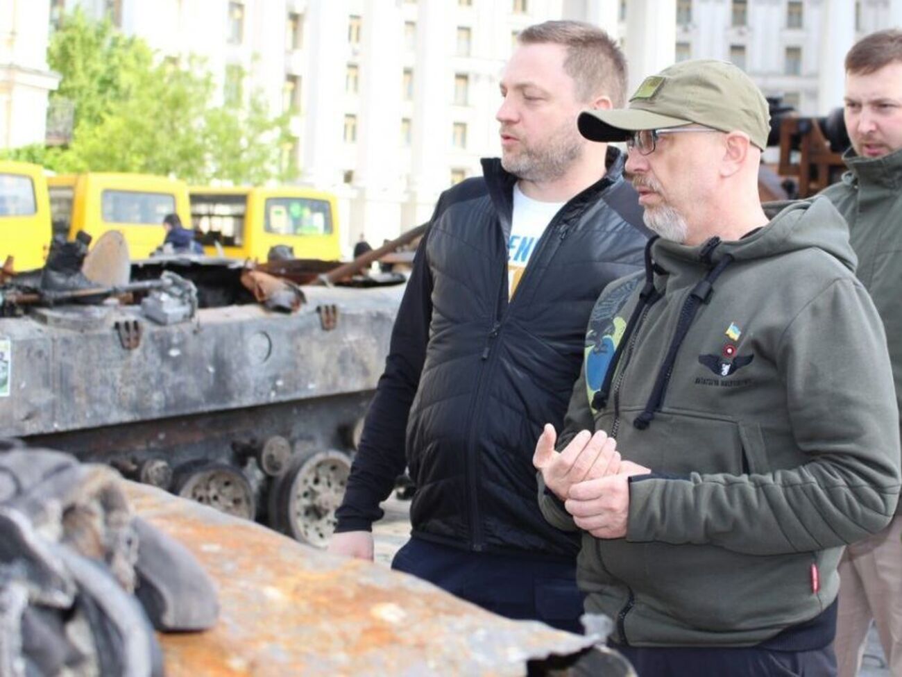 Резніков (на фото в головному уборі): Злочини росіян мають бути покарані