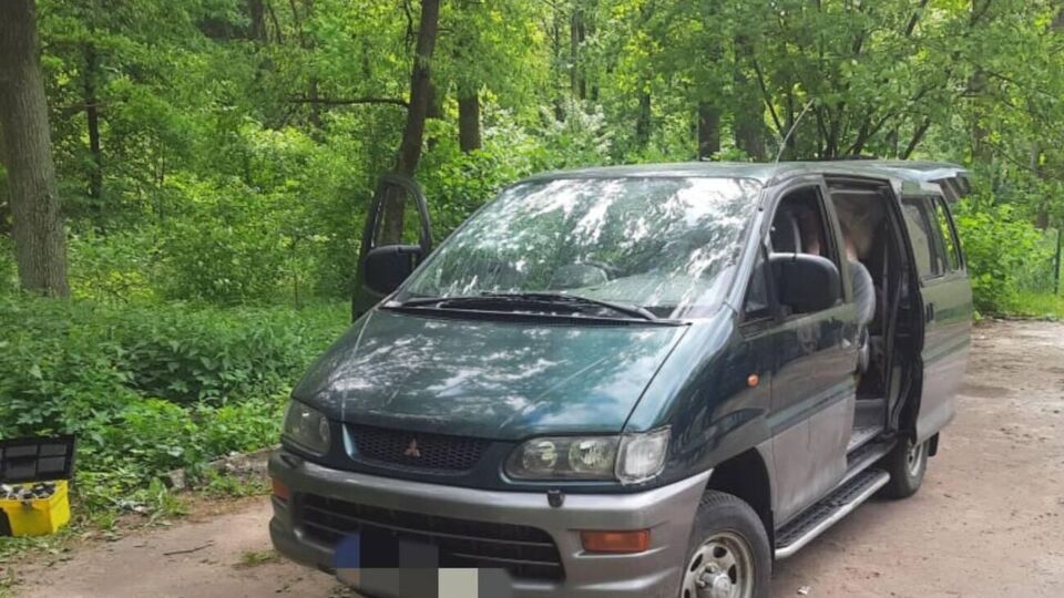 Люди, які були в салоні, вижили