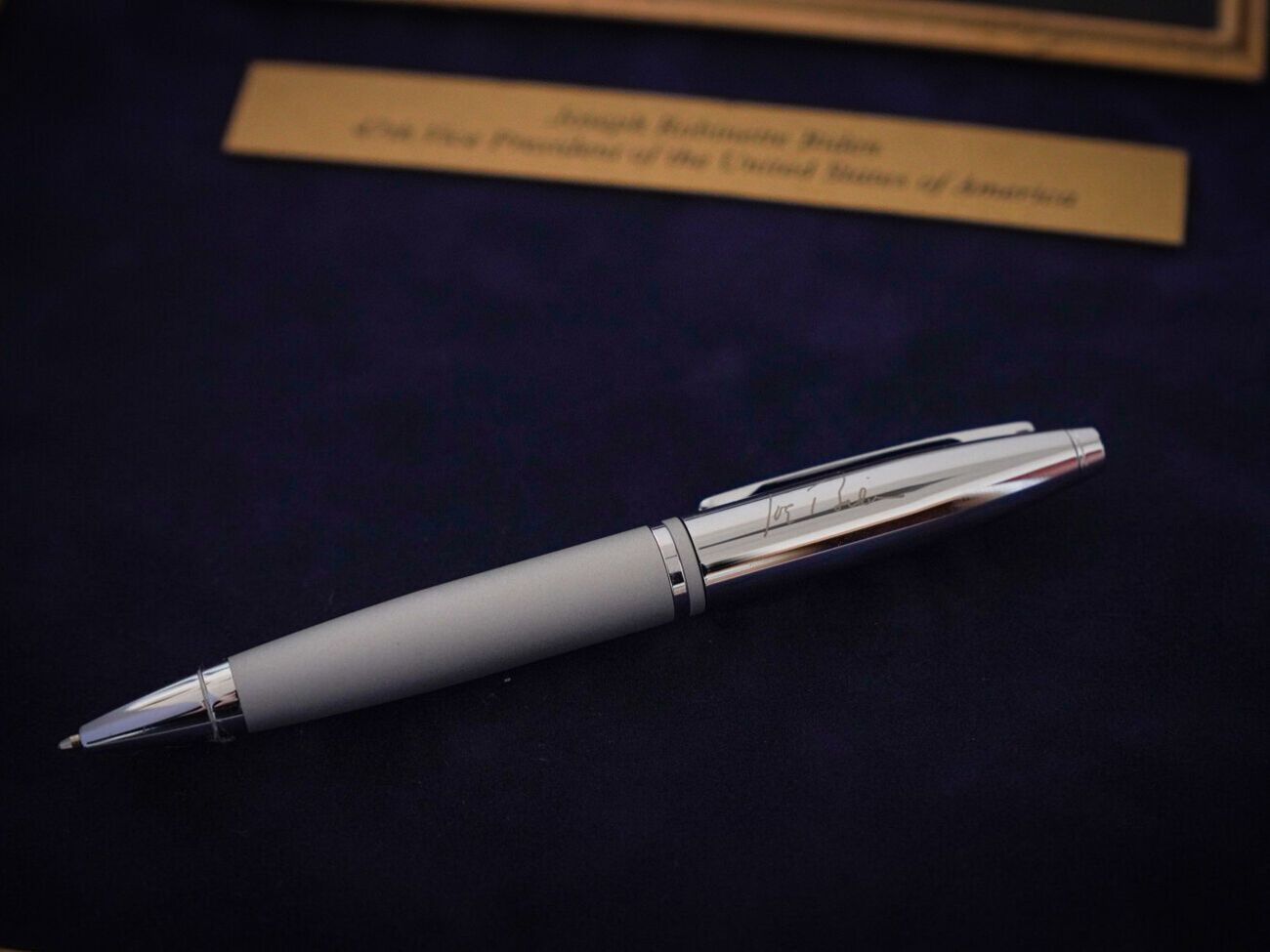 Именную ручку Байдена передали победителю аукциона Александру, сообщили в "Укроборонпроме"