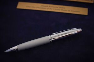 Именную ручку Байдена передали победителю аукциона Александру, сообщили в "Укроборонпроме"