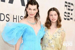 Йовович посетила Каннский кинофестиваль вместе со старшей дочерью Эвой