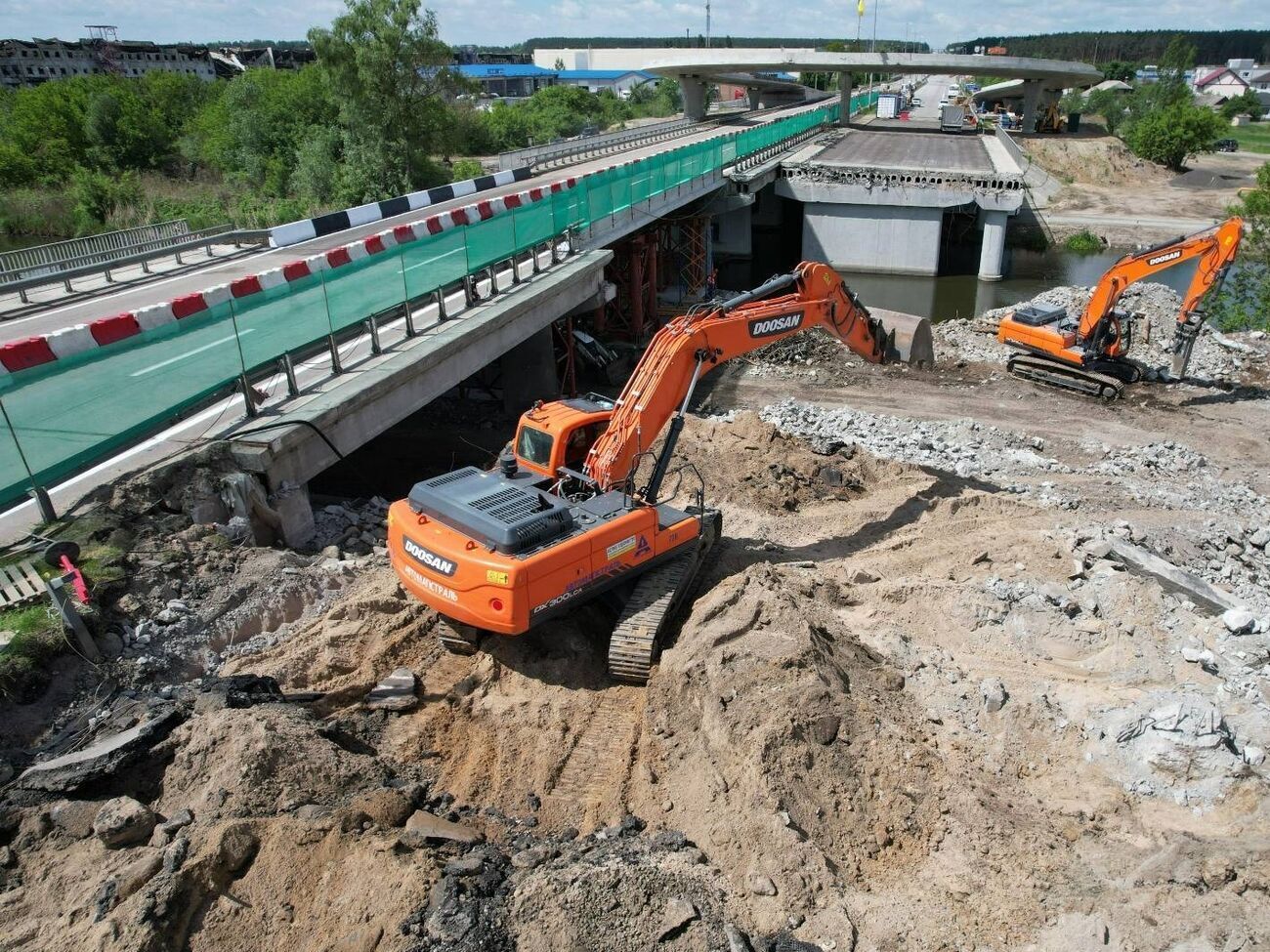 Правый проезд разрушенного моста возле Стоянки будет открыт осенью, отметил Кубраков