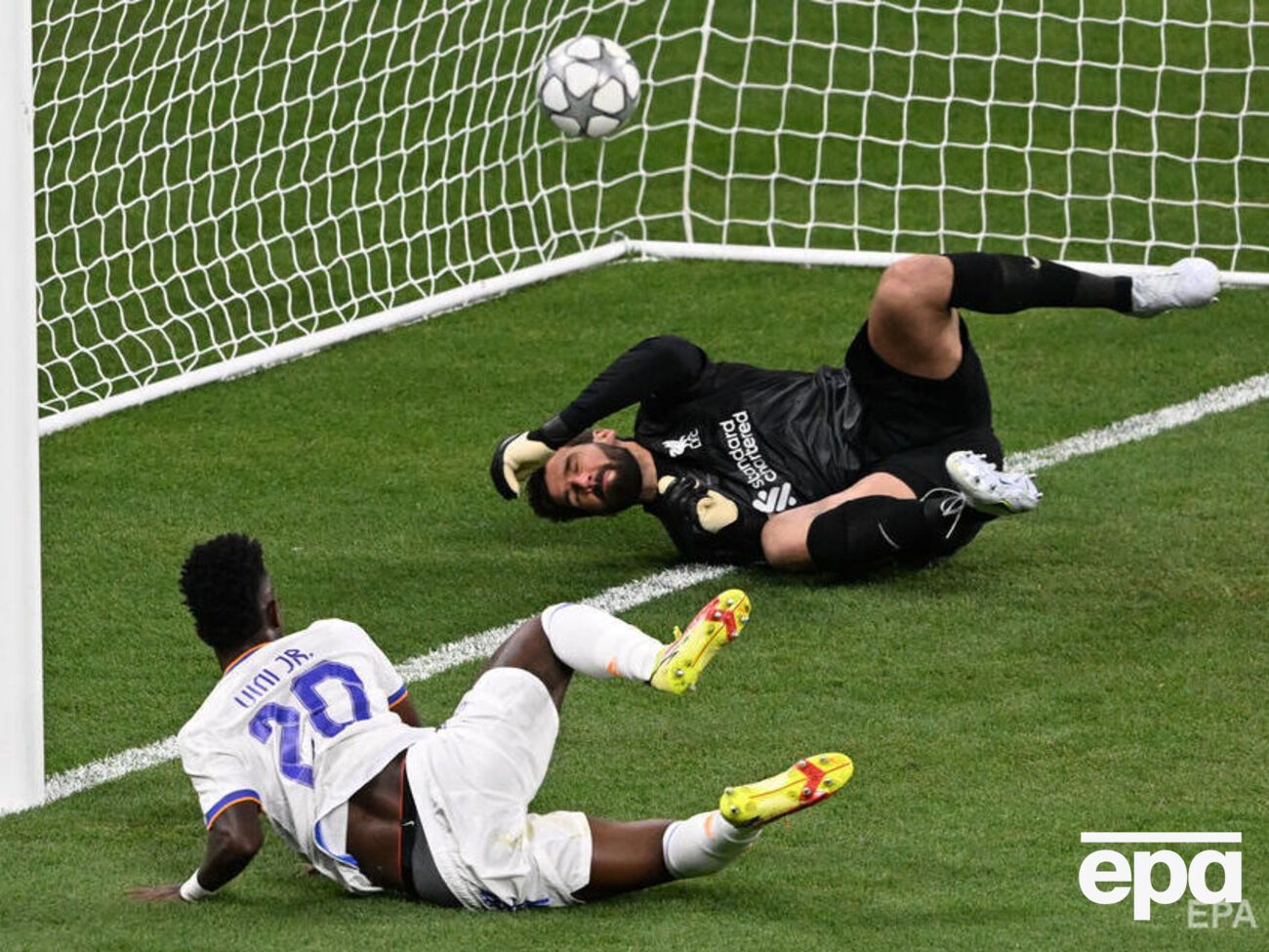 Единственный мяч забил бразилец Жуниор
