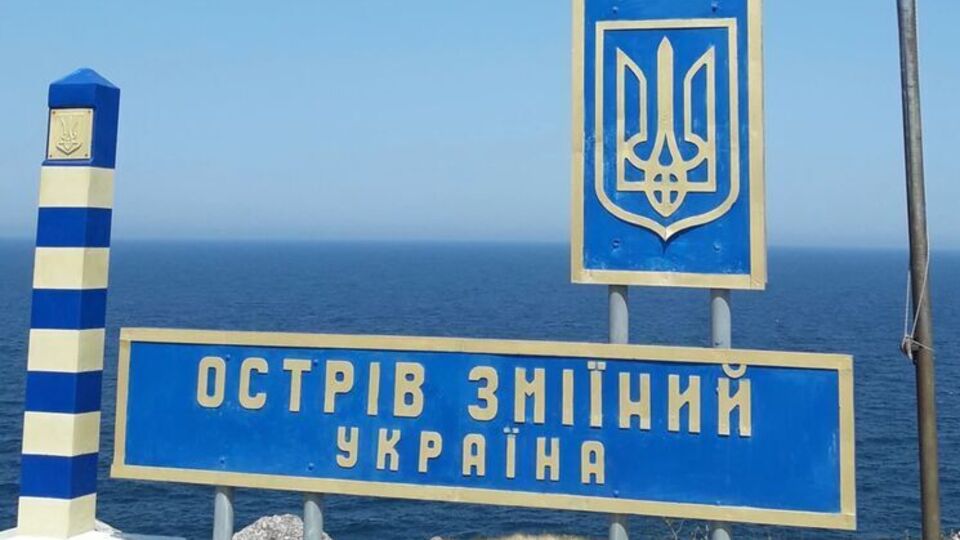 Біля Зміїного затопили кілька російських катерів