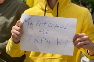 На акцію прийшло кілька десятків людей з імпровізованими плакатами, прапорами та жовто-блакитними стрічками