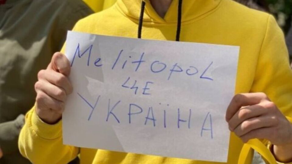 На акцию пришли несколько десятков человек с импровизированными плакатами, флагами и желто-голубыми лентами