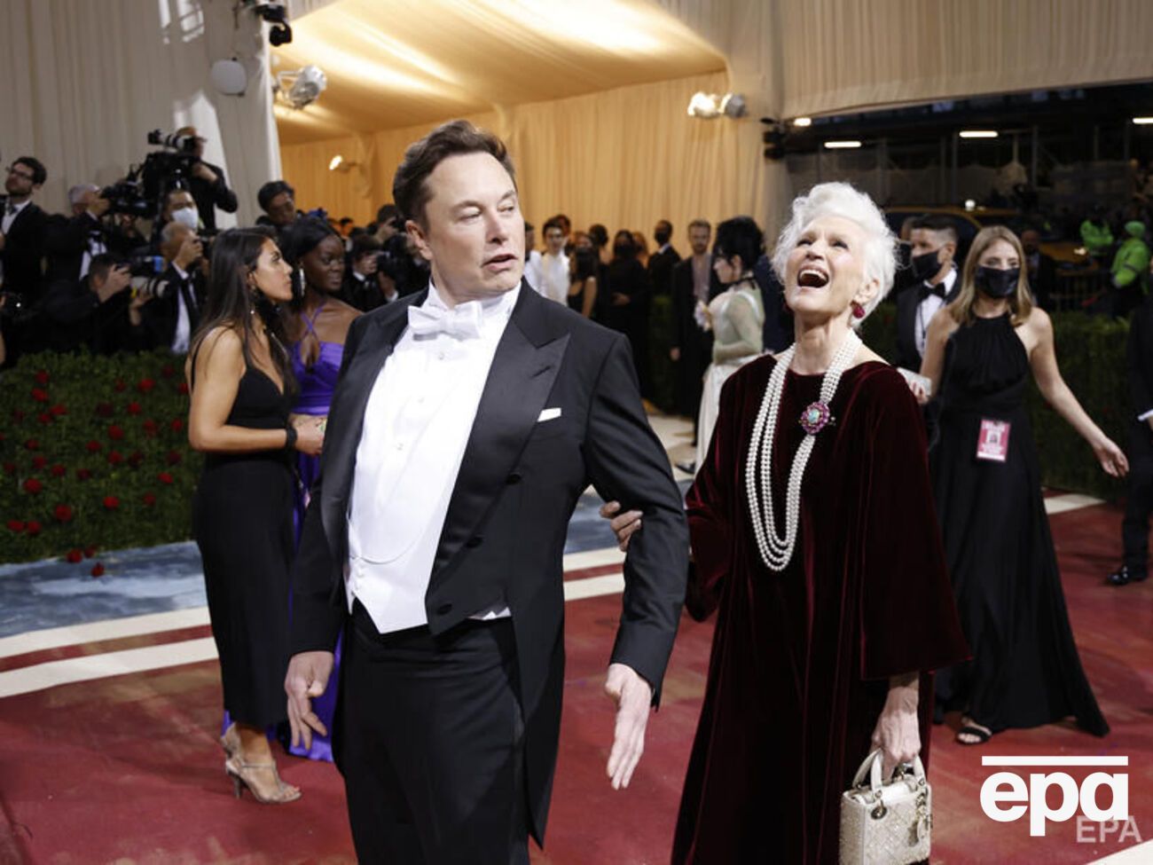 В последний раз сын Мэй Маск Илон Маск появлялся на балу Met Gala в 2018 году