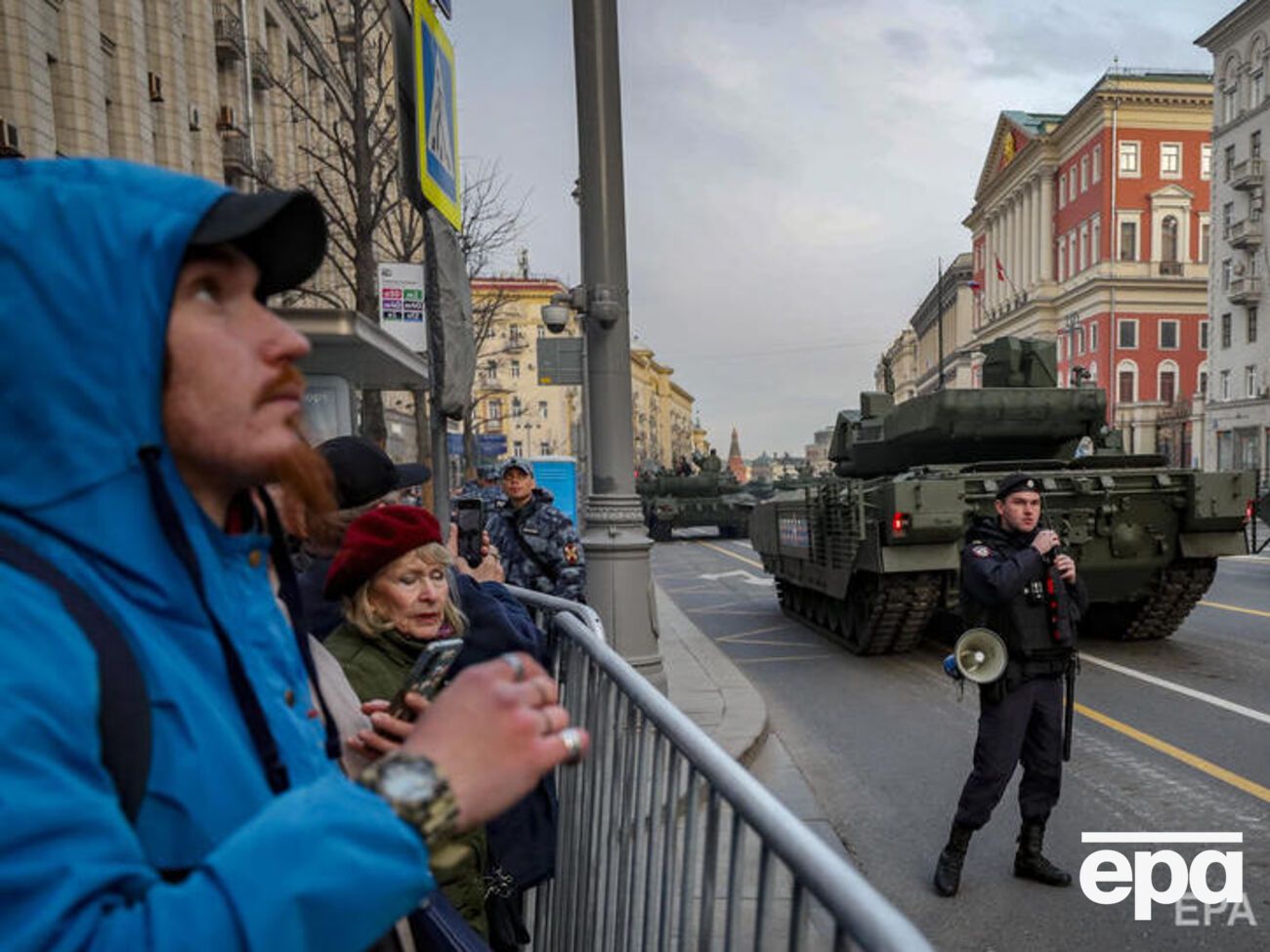 Ким допустил, что парад в Москве будут еще "крутить везде", в то время, когда российские оккупанты убивают мирных граждан