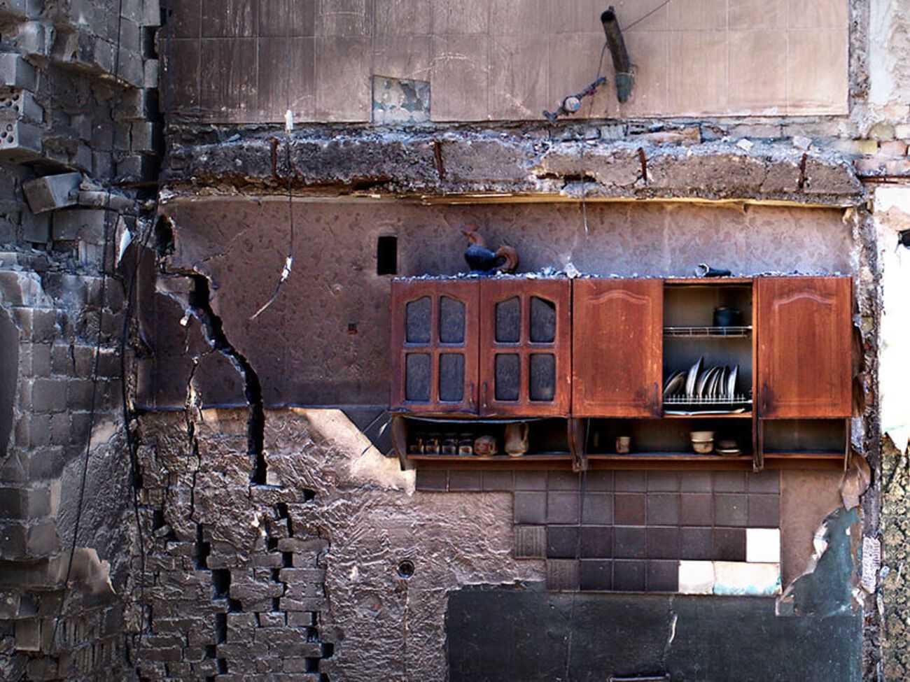 Керамический петушок, уцелевший в разрушенном доме в Бородянке, стал символом стойкости Украины