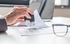 На замовлених штампах написано: "Росія, республіка Донбас, Маріуполь, військово-цивільна адміністрація", повідомили у ГУР МО
