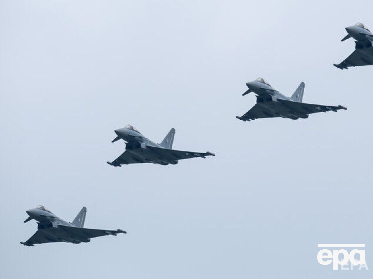 Німецькі винищувачі Eurofighter супроводжували російський літак у міжнародному повітряному просторі