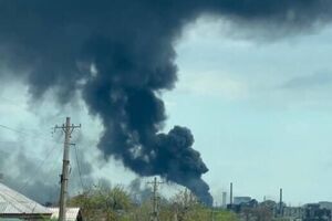 За даними журналістів, перед штурмом завод обстріляли
