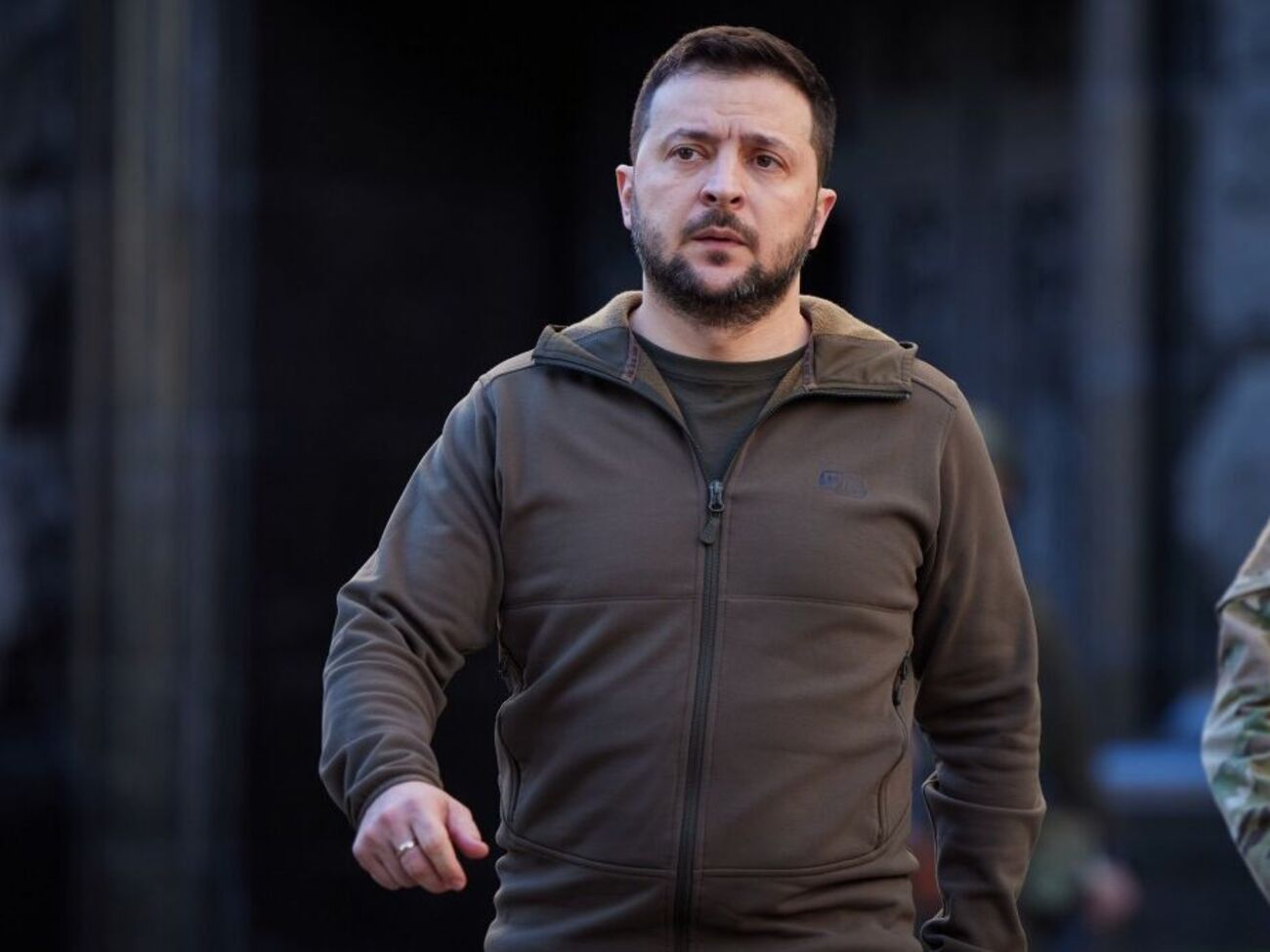 По словам Зеленского, кроме нейтрального статуса, есть другие вопросы, требующие обсуждения, в частности вопросы освобождения временно оккупированных украинских территорий