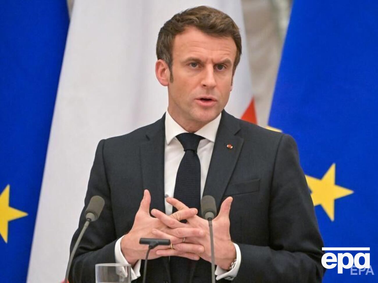 Макрон (на фото) не говорил с Путиным больше месяца