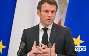 Макрон (на фото) не говорил с Путиным больше месяца