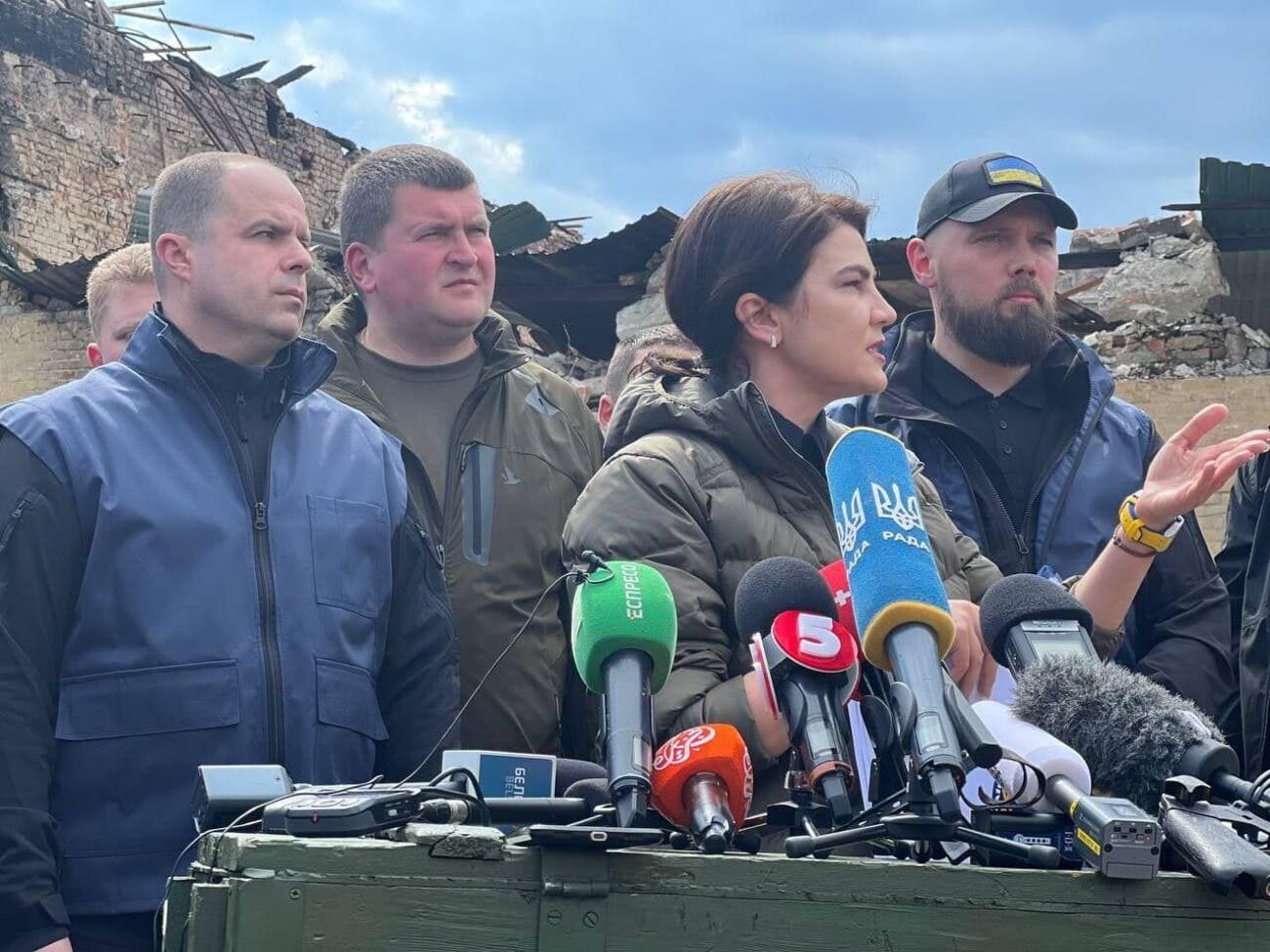 По словам Венедиктовой, люди в Ирпене погибли от осколочных, пулевых ранений, черепно-мозговых травм, голода