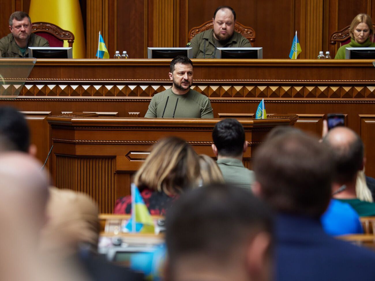 Зеленский&nbsp;назвал парламент&nbsp;"частью большой украинской армии"