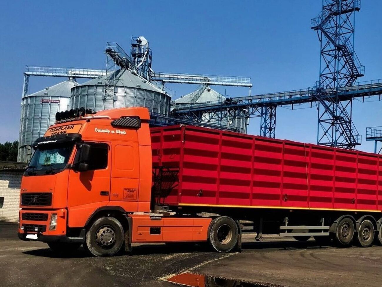 Кроме мощностей элеваторного комплекса, уничтожена вся сельхозпродукция, которая там хранилась, отметил Гайдай