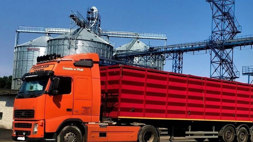 Кроме мощностей элеваторного комплекса, уничтожена вся сельхозпродукция, которая там хранилась, отметил Гайдай